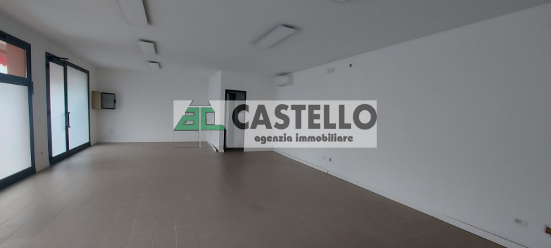 Campodarsego centro proponiamo negozio di 64mq netti dotato di 3 vetrine, 2 ingressi, antibagno e...