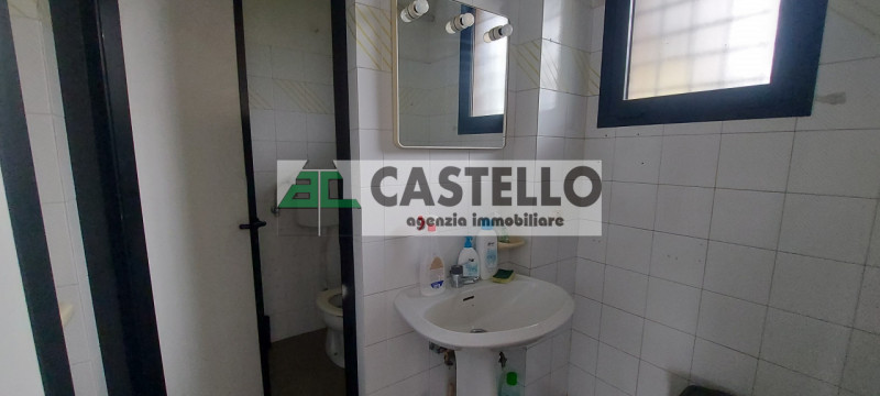 Campodarsego centro proponiamo negozio di 64mq netti dotato di 3 vetrine, 2 ingressi, antibagno e...