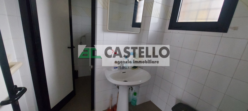Campodarsego centro proponiamo negozio di 64mq netti dotato di 3 vetrine, 2 ingressi, antibagno e...
