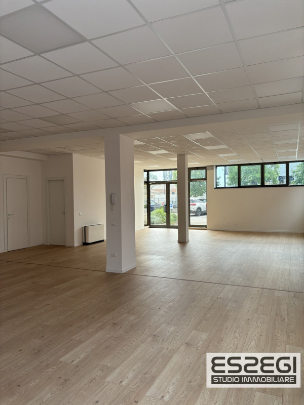 PADOVA EST - VIALE della NAVIGAZIONE INTERNA. Proponiamo in locazione un ampio e moderno ufficio ...