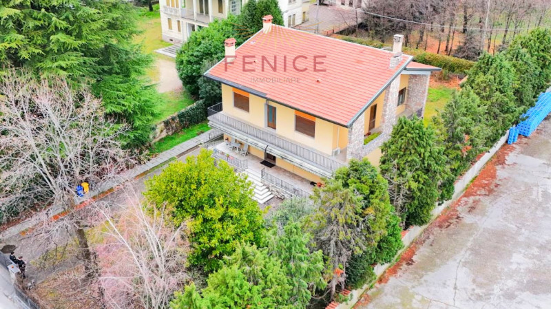 Scoprite questa splendida casa singola situata nel cuore di Crespano del Grappa, un comune affasc...