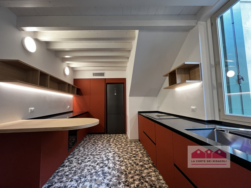 VICENZA: BICAMERE FINEMENTE RISTRUTTURATO ALL'INTERNO DI UN PIANO NOBILE DI UN PALAZZO STORICO. C...