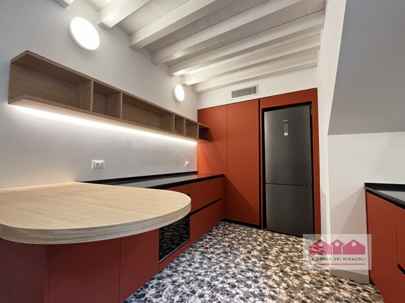 VICENZA: BICAMERE FINEMENTE RISTRUTTURATO ALL'INTERNO DI UN PIANO NOBILE DI UN PALAZZO STORICO. C...