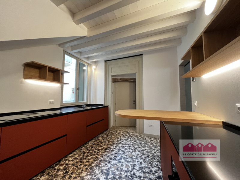 VICENZA: BICAMERE FINEMENTE RISTRUTTURATO ALL'INTERNO DI UN PIANO NOBILE DI UN PALAZZO STORICO. C...