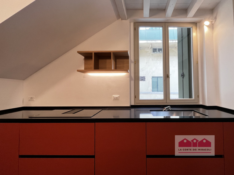 VICENZA: BICAMERE FINEMENTE RISTRUTTURATO ALL'INTERNO DI UN PIANO NOBILE DI UN PALAZZO STORICO. C...