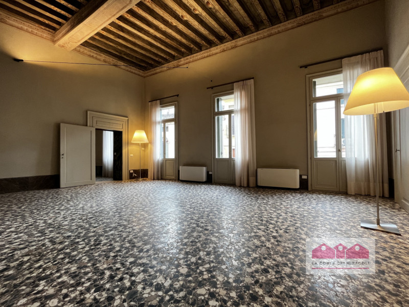 VICENZA: BICAMERE FINEMENTE RISTRUTTURATO ALL'INTERNO DI UN PIANO NOBILE DI UN PALAZZO STORICO. C...