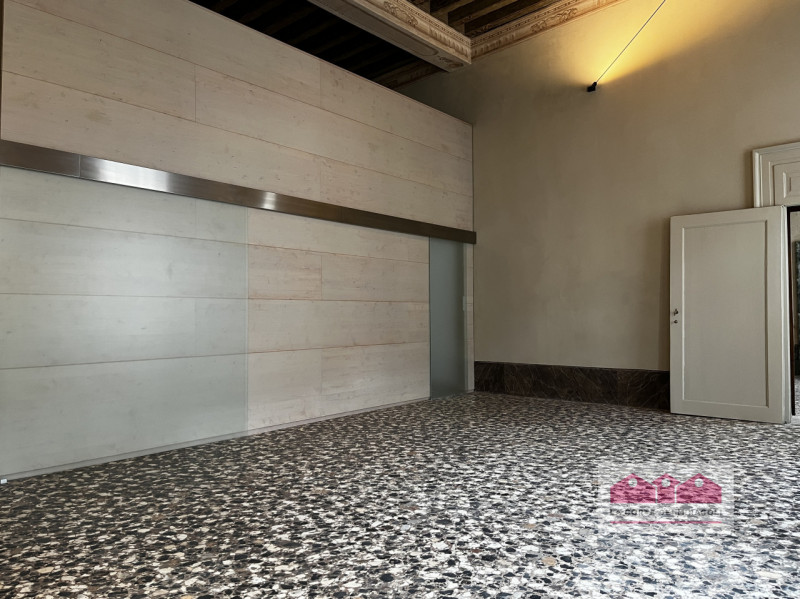 VICENZA: BICAMERE FINEMENTE RISTRUTTURATO ALL'INTERNO DI UN PIANO NOBILE DI UN PALAZZO STORICO. C...