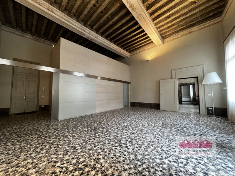 VICENZA: BICAMERE FINEMENTE RISTRUTTURATO ALL'INTERNO DI UN PIANO NOBILE DI UN PALAZZO STORICO. C...