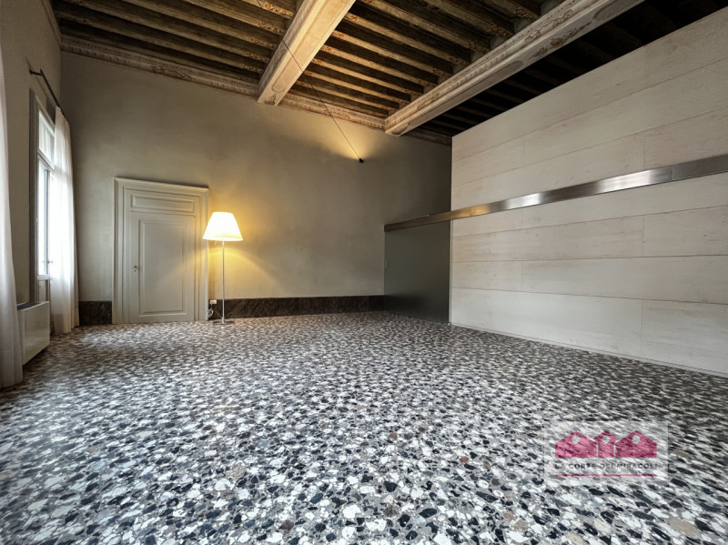 VICENZA: BICAMERE FINEMENTE RISTRUTTURATO ALL'INTERNO DI UN PIANO NOBILE DI UN PALAZZO STORICO. C...