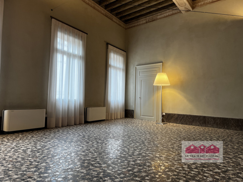 VICENZA: BICAMERE FINEMENTE RISTRUTTURATO ALL'INTERNO DI UN PIANO NOBILE DI UN PALAZZO STORICO. C...