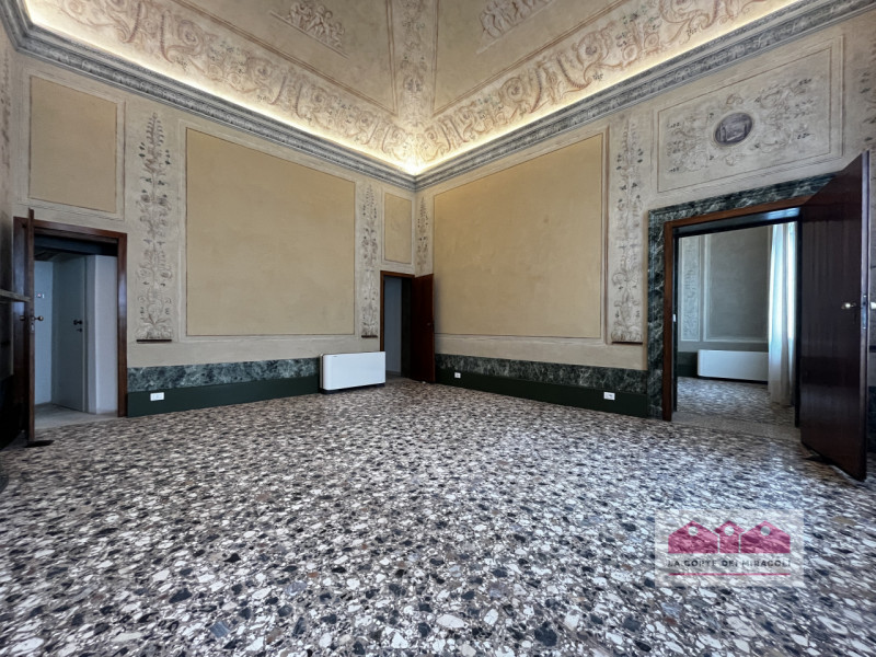 VICENZA: BICAMERE FINEMENTE RISTRUTTURATO ALL'INTERNO DI UN PIANO NOBILE DI UN PALAZZO STORICO. C...