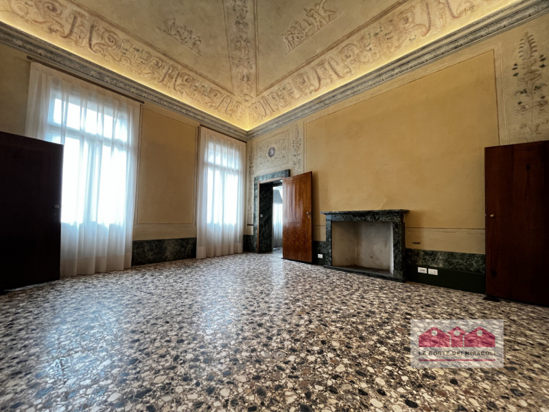 VICENZA: BICAMERE FINEMENTE RISTRUTTURATO ALL'INTERNO DI UN PIANO NOBILE DI UN PALAZZO STORICO. C...