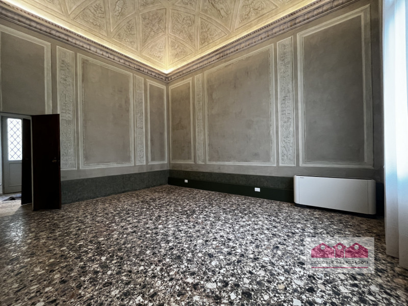 VICENZA: BICAMERE FINEMENTE RISTRUTTURATO ALL'INTERNO DI UN PIANO NOBILE DI UN PALAZZO STORICO. C...