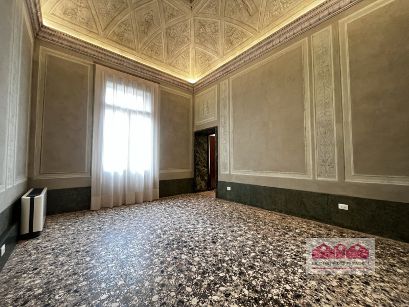 VICENZA: BICAMERE FINEMENTE RISTRUTTURATO ALL'INTERNO DI UN PIANO NOBILE DI UN PALAZZO STORICO. C...