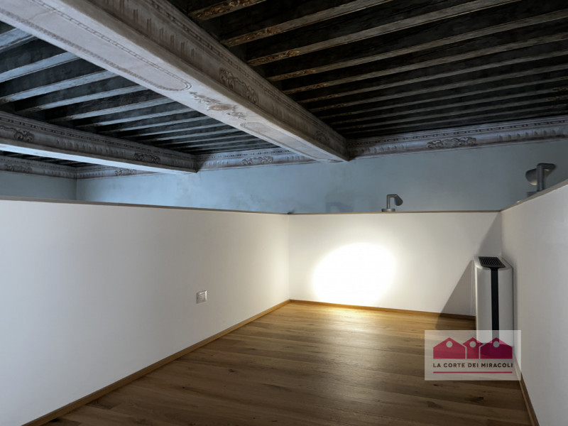 VICENZA: BICAMERE FINEMENTE RISTRUTTURATO ALL'INTERNO DI UN PIANO NOBILE DI UN PALAZZO STORICO. C...