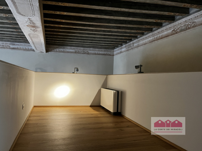 VICENZA: BICAMERE FINEMENTE RISTRUTTURATO ALL'INTERNO DI UN PIANO NOBILE DI UN PALAZZO STORICO. C...