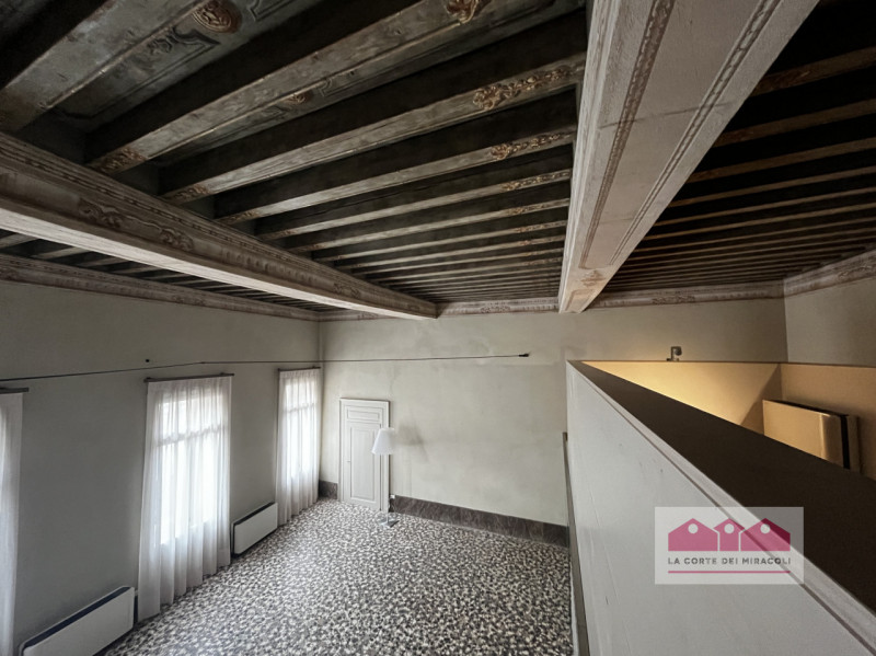 VICENZA: BICAMERE FINEMENTE RISTRUTTURATO ALL'INTERNO DI UN PIANO NOBILE DI UN PALAZZO STORICO. C...