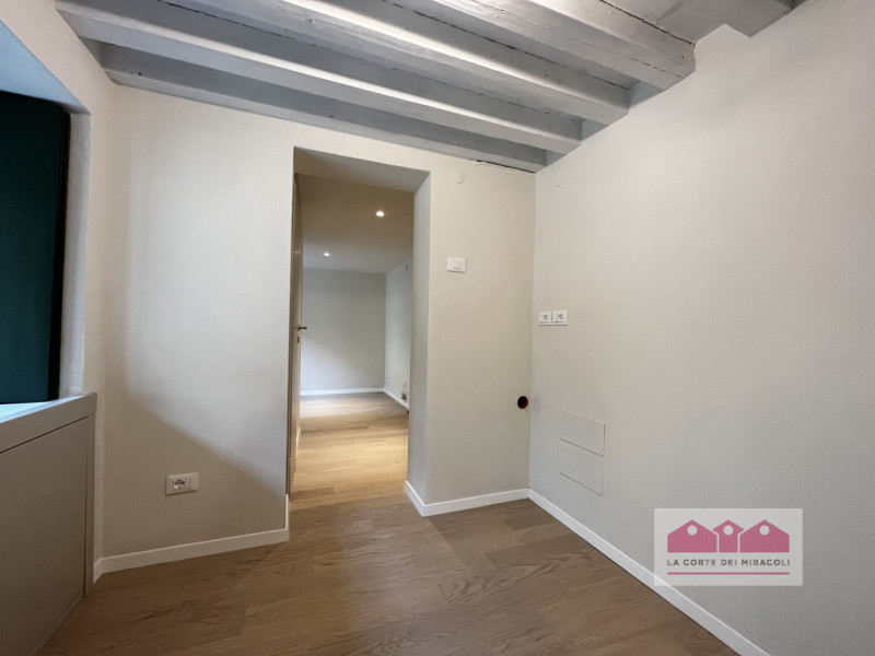 VICENZA: BICAMERE FINEMENTE RISTRUTTURATO ALL'INTERNO DI UN PIANO NOBILE DI UN PALAZZO STORICO. C...