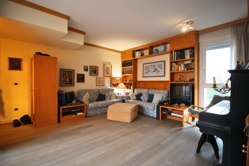 In condominio signorile e ben abitato, a pochi passi dal centro storico, proponiamo in vendita un...