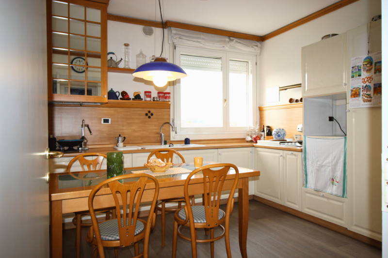 In condominio signorile e ben abitato, a pochi passi dal centro storico, proponiamo in vendita un...