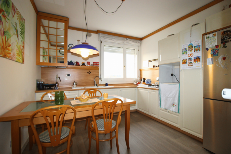 In condominio signorile e ben abitato, a pochi passi dal centro storico, proponiamo in vendita un...