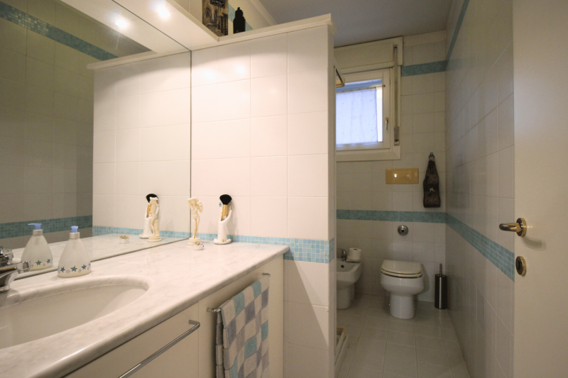 In condominio signorile e ben abitato, a pochi passi dal centro storico, proponiamo in vendita un...