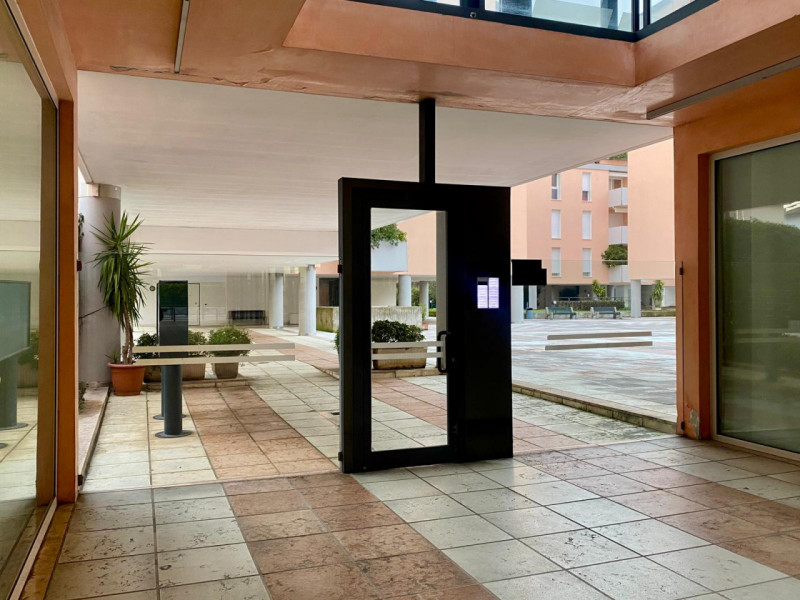 In condominio signorile e ben abitato, a pochi passi dal centro storico, proponiamo in vendita un...