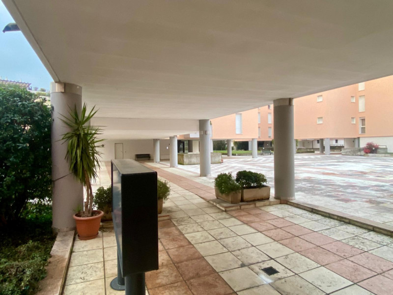 In condominio signorile e ben abitato, a pochi passi dal centro storico, proponiamo in vendita un...