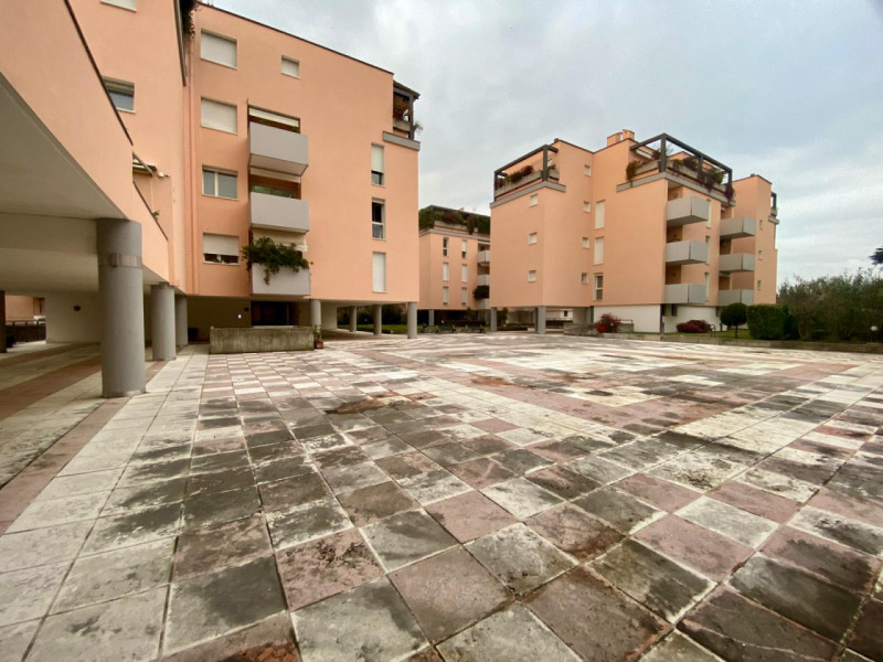 In condominio signorile e ben abitato, a pochi passi dal centro storico, proponiamo in vendita un...