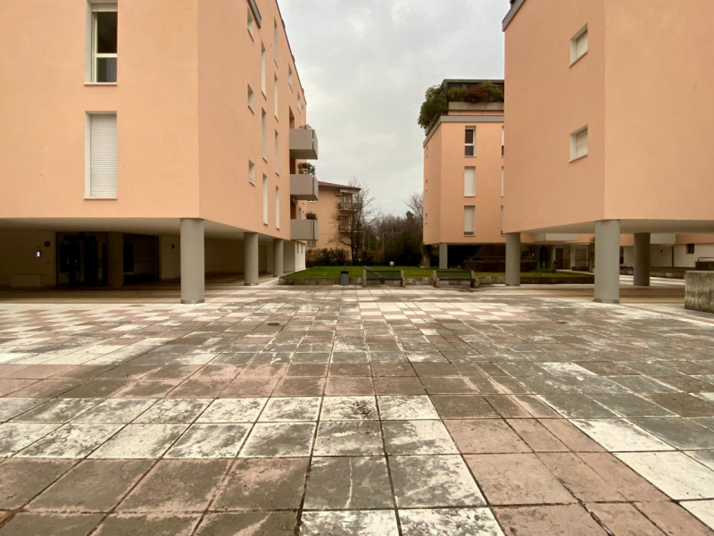 In condominio signorile e ben abitato, a pochi passi dal centro storico, proponiamo in vendita un...