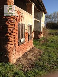 SITUATA NEL CENTRO DI CADONEGHE...COMPLETAMENTE DA RISTRUTTURARE... SU UN LOTTO DI 1890 MQ...AMPI...