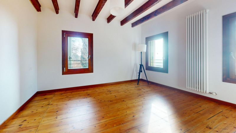 Completely renovated semi-detached house located in Creazzo Colle, in one of the most sought-afte...