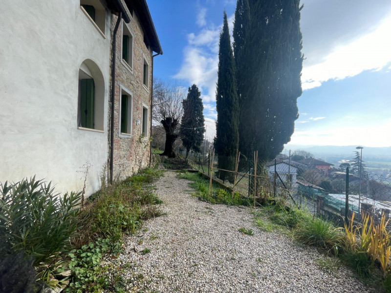 Completely renovated semi-detached house located in Creazzo Colle, in one of the most sought-afte...
