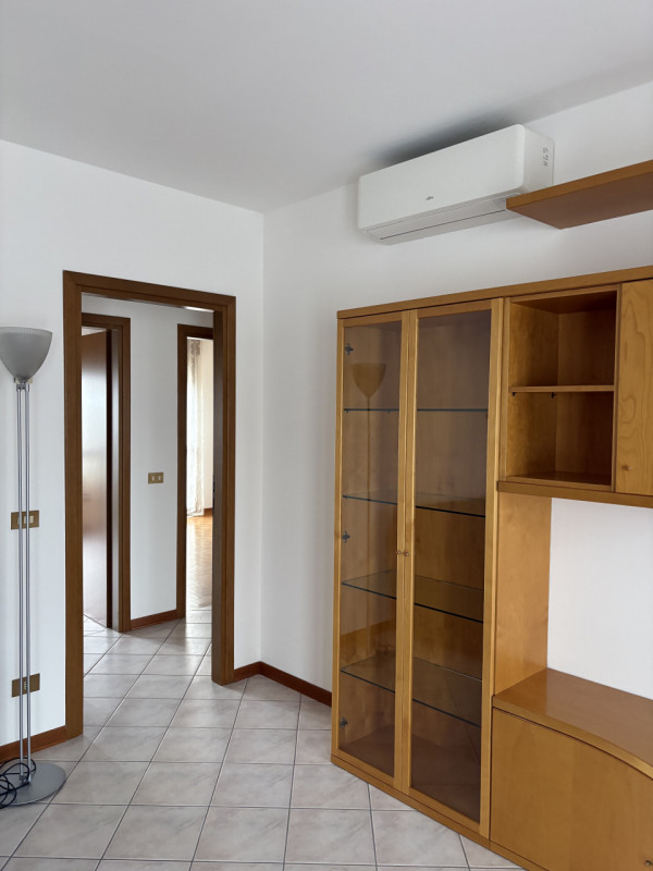 BOSCO DI RUBANO - CENTRALE , COMODO A TUTTI I SERVIZI , SCUOLE E MEZZI DI TRASPORTO AFFITTASI LIB...