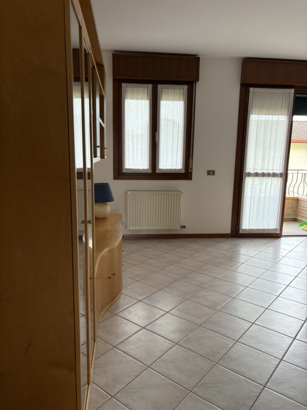 BOSCO DI RUBANO - CENTRALE , COMODO A TUTTI I SERVIZI , SCUOLE E MEZZI DI TRASPORTO AFFITTASI LIB...