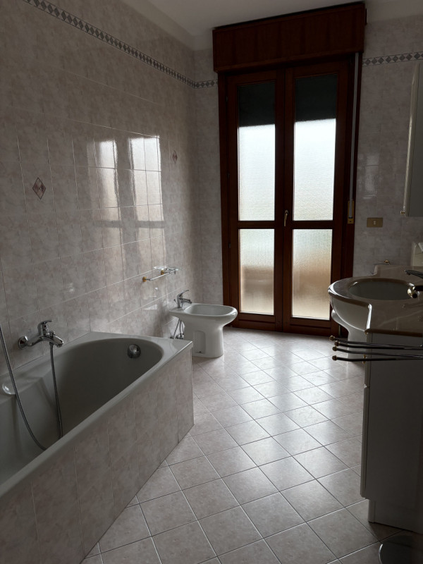 BOSCO DI RUBANO - CENTRALE , COMODO A TUTTI I SERVIZI , SCUOLE E MEZZI DI TRASPORTO AFFITTASI LIB...