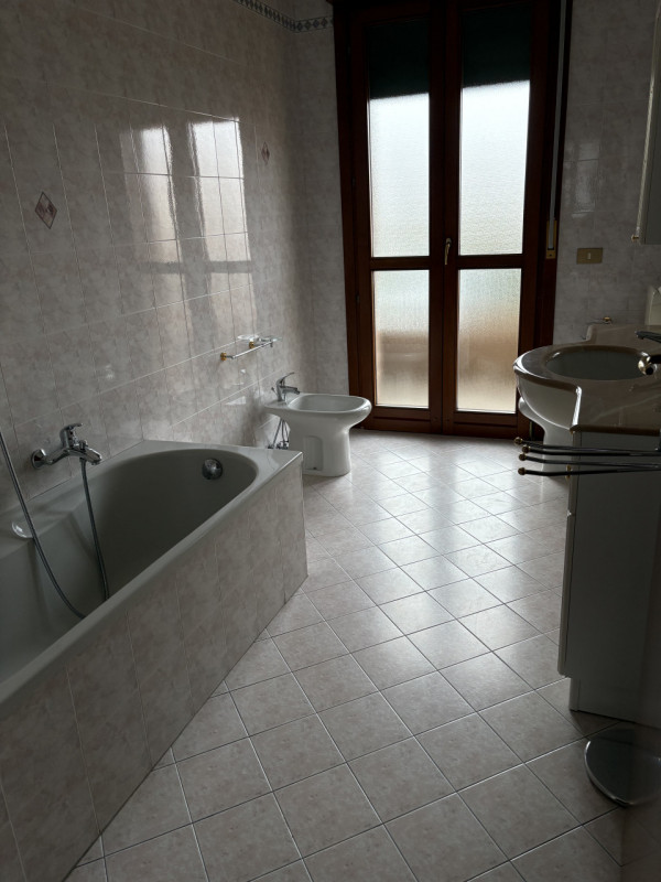 BOSCO DI RUBANO - CENTRALE , COMODO A TUTTI I SERVIZI , SCUOLE E MEZZI DI TRASPORTO AFFITTASI LIB...