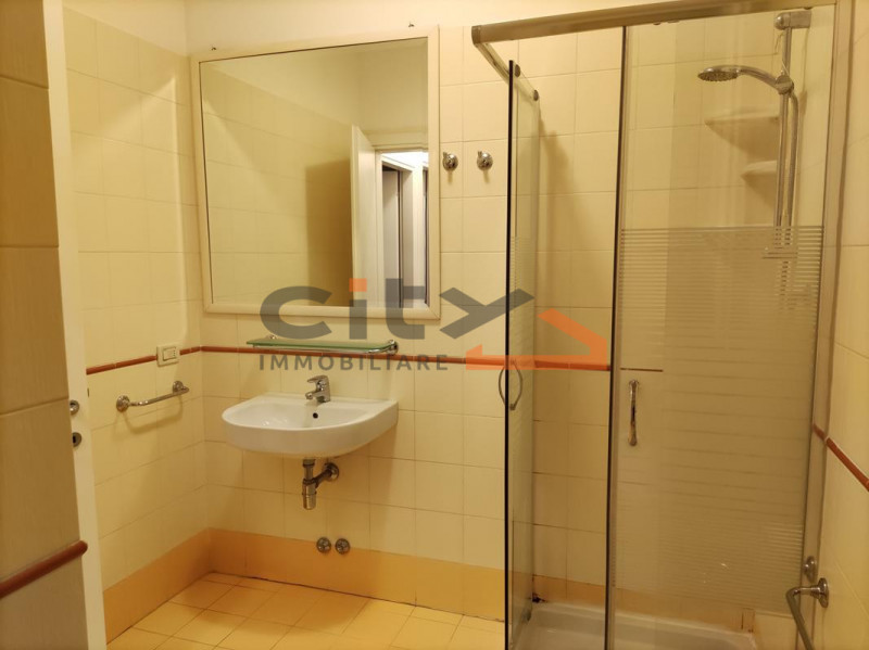 In zona San Fortunato, all’interno di un contesto residenziale tranquillo e ben servito, proponia...