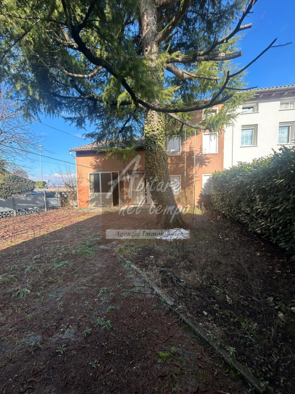 TOMBOLO (PD) - FRAZIONE ONARA 

In una zona tranquilla e comoda ai principali servizi, proponiamo...