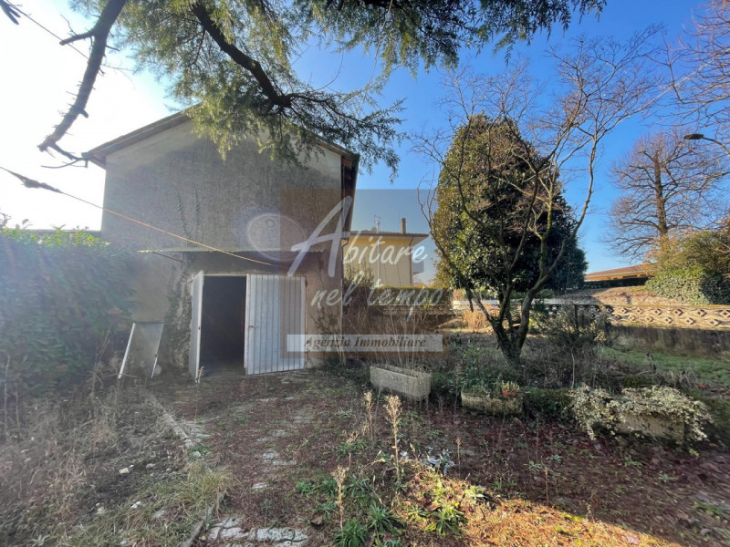 TOMBOLO (PD) - FRAZIONE ONARA 

In una zona tranquilla e comoda ai principali servizi, proponiamo...