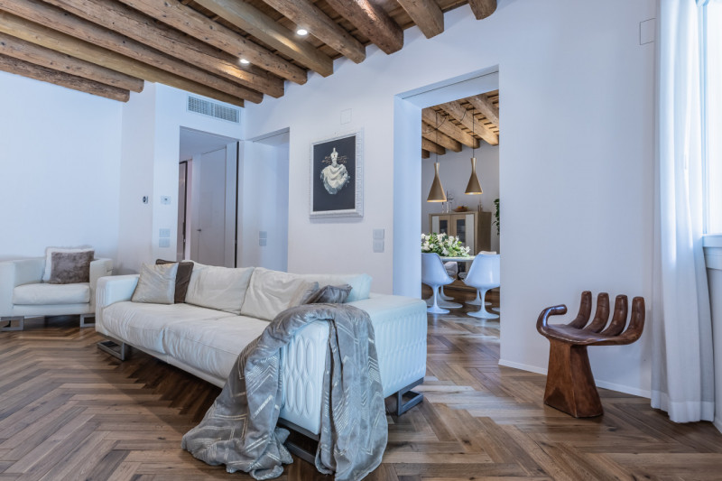 CENTRO STORICO - In una delle vie più eleganti di Vicenza proponiamo in vendita un prestigioso pa...