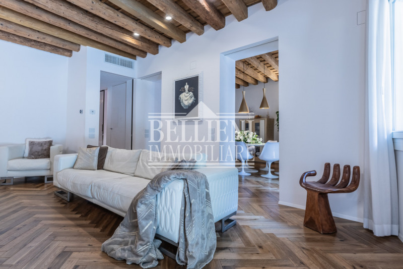 CENTRO STORICO - In una delle vie più eleganti di Vicenza proponiamo in vendita un prestigioso pa...