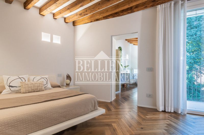 CENTRO STORICO - In una delle vie più eleganti di Vicenza proponiamo in vendita un prestigioso pa...