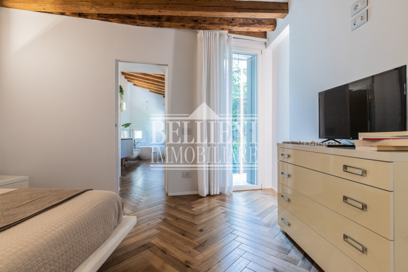 CENTRO STORICO - In una delle vie più eleganti di Vicenza proponiamo in vendita un prestigioso pa...