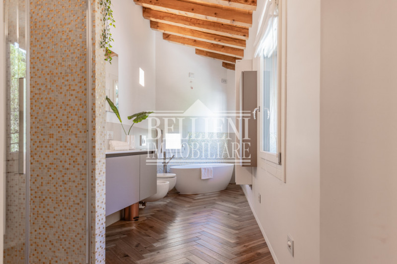 CENTRO STORICO - In una delle vie più eleganti di Vicenza proponiamo in vendita un prestigioso pa...