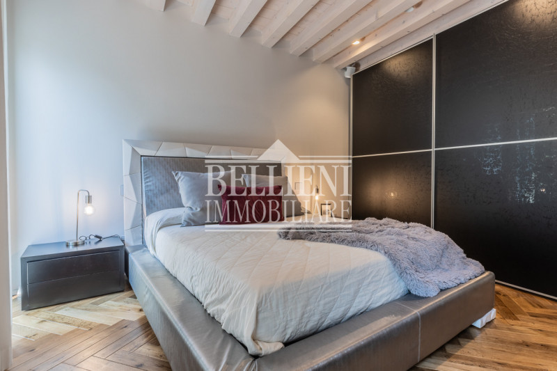 CENTRO STORICO - In una delle vie più eleganti di Vicenza proponiamo in vendita un prestigioso pa...