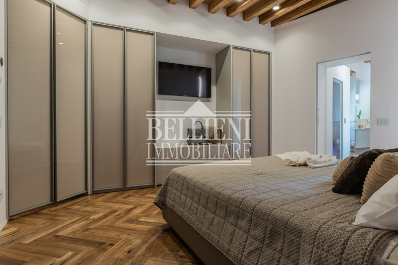 CENTRO STORICO - In una delle vie più eleganti di Vicenza proponiamo in vendita un prestigioso pa...