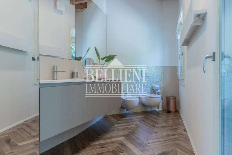 CENTRO STORICO - In una delle vie più eleganti di Vicenza proponiamo in vendita un prestigioso pa...