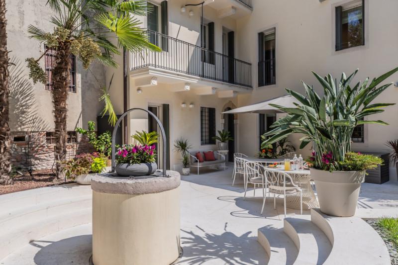 CENTRO STORICO - In una delle vie più eleganti di Vicenza proponiamo in vendita un prestigioso pa...