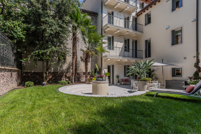 CENTRO STORICO - In una delle vie più eleganti di Vicenza proponiamo in vendita un prestigioso pa...